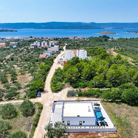 Vilamore - 3 Bedrooms & Pool Villa Turanj